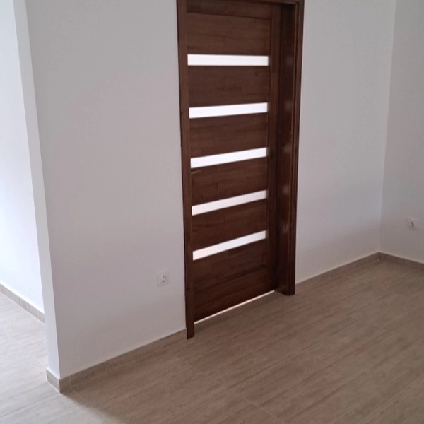 Egyedi szábú kültéri és beltéri ajtók